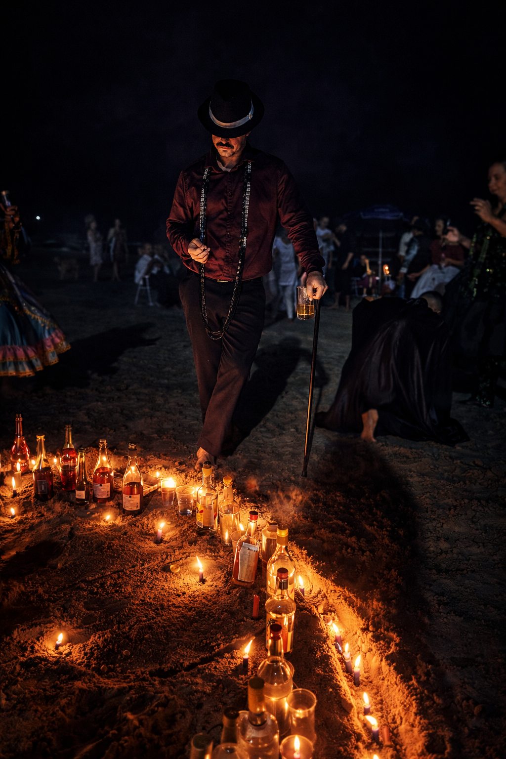 Ambiente noturno com a presença simbólica do Malandro